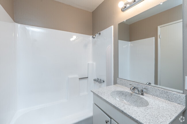 1BR, 1BA - 61BR, 1BA - 600SF - Bathroom00SF - Magnolia Apartments