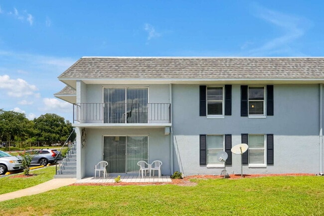 Building Photo - "Bright 2-Bed, 2-Bath Condo Retreat with Pool & Lake Views" Unit B