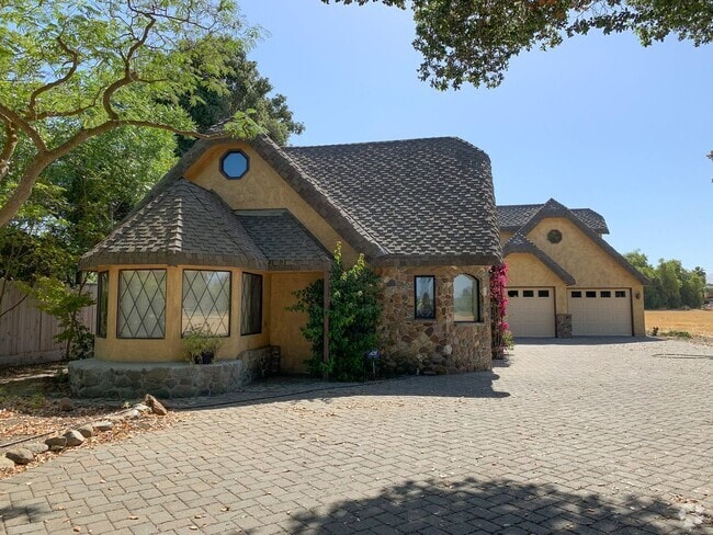 Building Photo - 2 Bedroom Country Home in Hollister