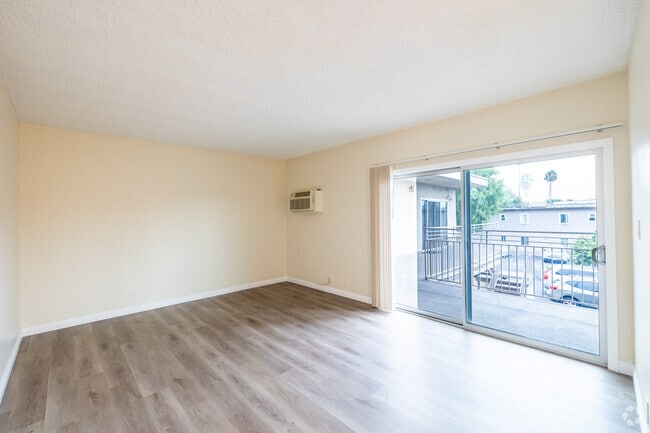 1BR, 1BA - 575SF - Living Room
