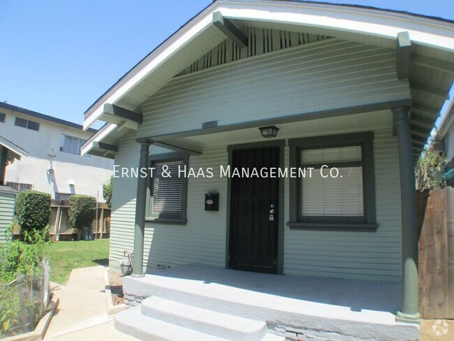 Building Photo - Lovely 2 Bedroom House Just Blocks from th...