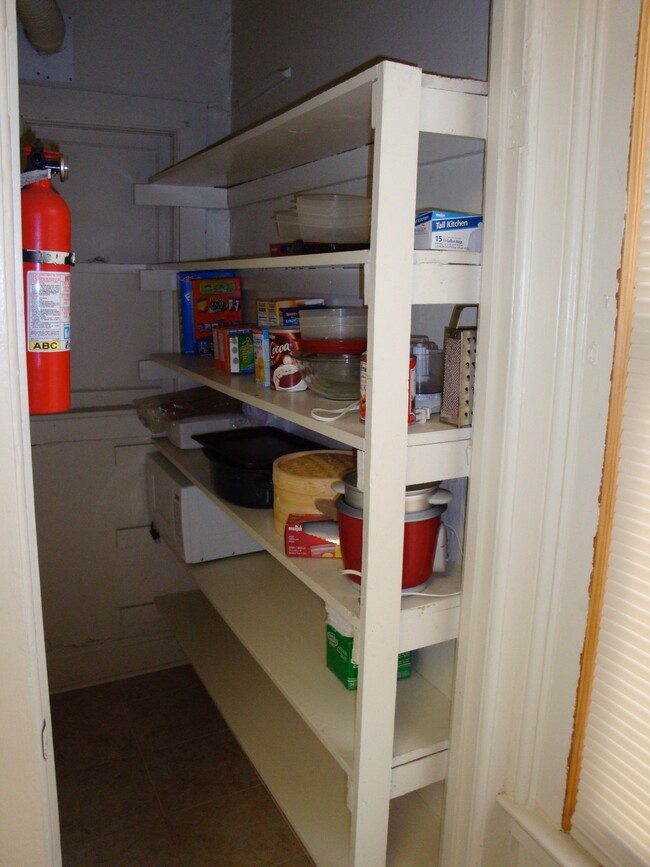 Shared kitchen - 121 N Normal St Unit Apt 4 - Room for rent
