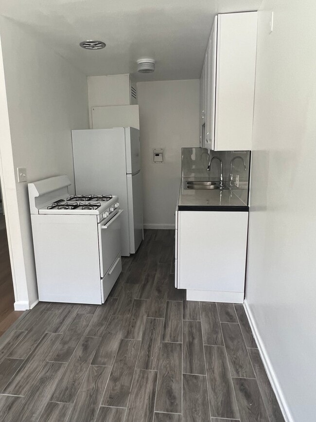 Photo - 3110 Livonia Ave Unidad 3