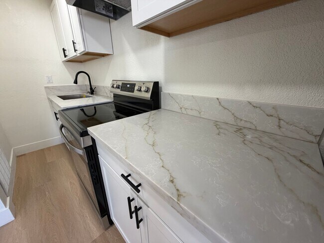 438 Perlite Way Unidad B
