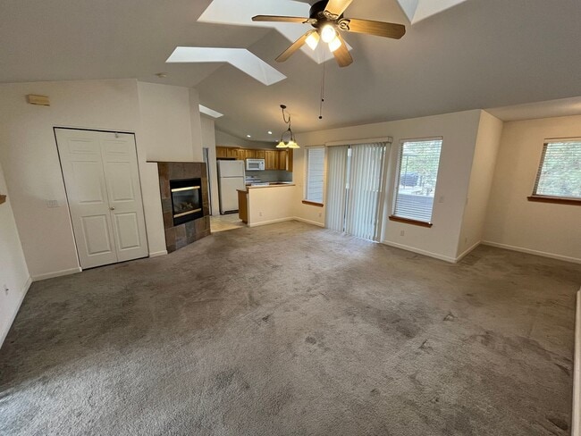 Photo - Spacious 1 Bed/1 Bath with Attached Garage - NW Bend Unidad 3