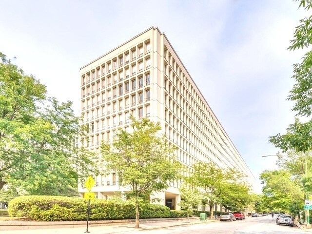 Building Photo - 1401 E 55th St Rental