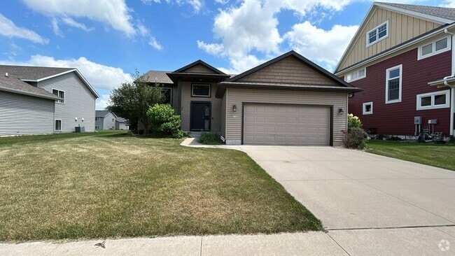 Building Photo - Beautiful and Spacious 4 Bedroom 3 Bath Av... Rental