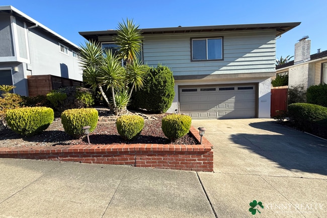 Building Photo - Bright and Spacious 3BD/3BA Home with Bonu...