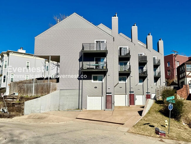 Building Photo - 1327 S Lawton Ave Unit 1