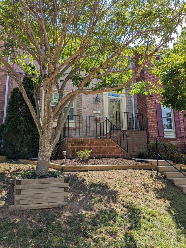 Building Photo - COMING SOON. Delightful 4BR TH in highly d... Rental