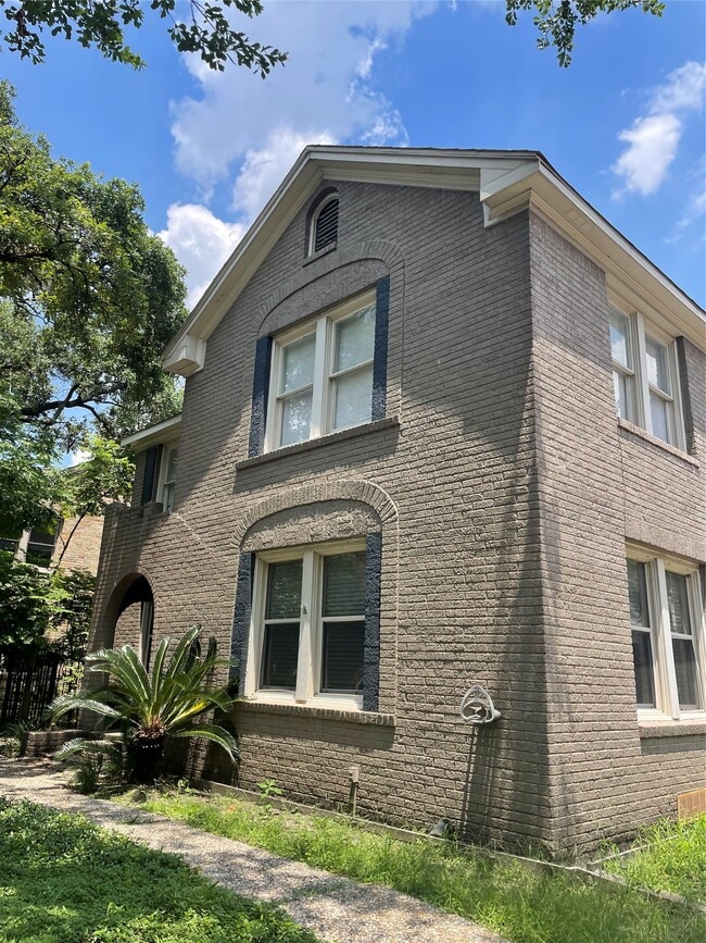 Photo - 2030 Bissonnet St