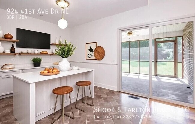 Photo - 924 41st Ave Dr NE