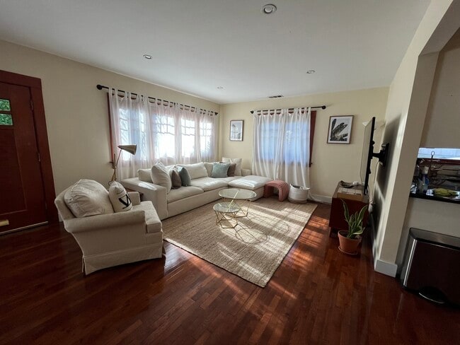 Building Photo - 1524 La Baig Ave