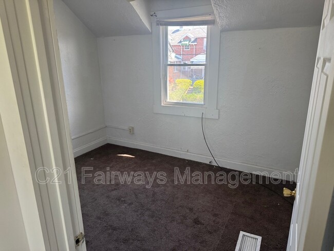 Photo - 877 Vankirk St House