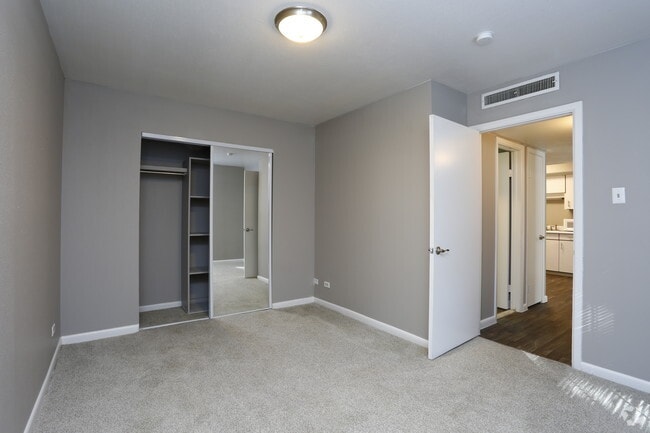 2BR, 1BA - 750 SF