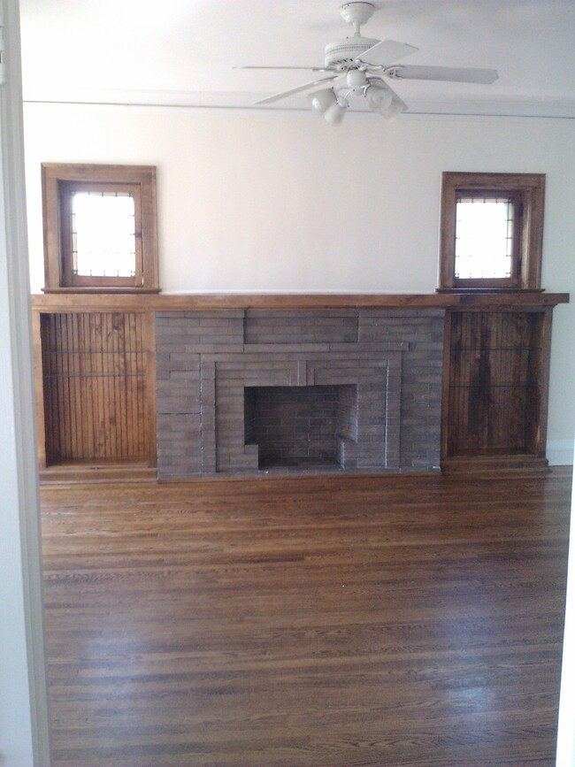 Living Room - 1218 W Columbia Ave Apartments