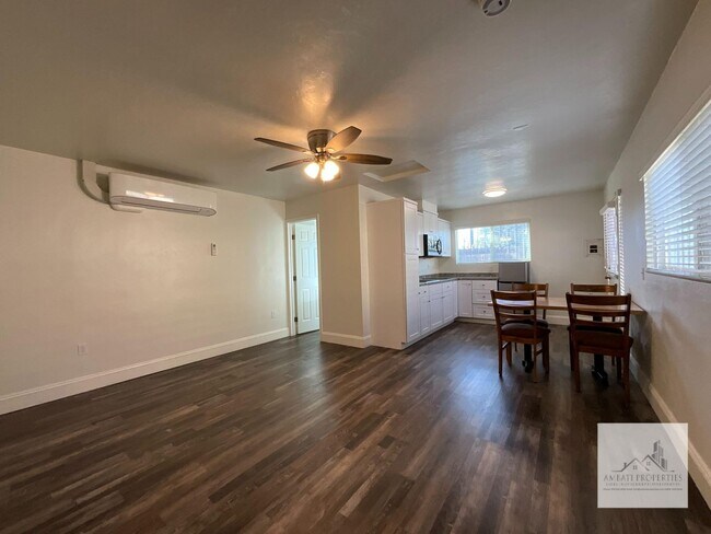 3074 E Terrace Ave Unidad Terrace  Studio