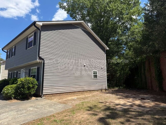 Photo - 208 Bridgefield Pl