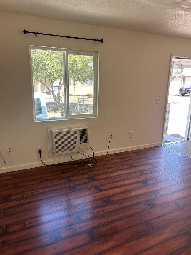 Photo - 5722 Lindhurst Ave