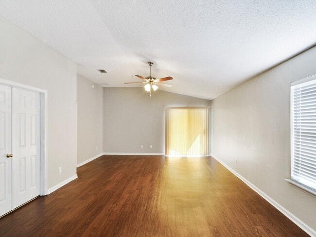 Photo - 1953 Longneedle Lane