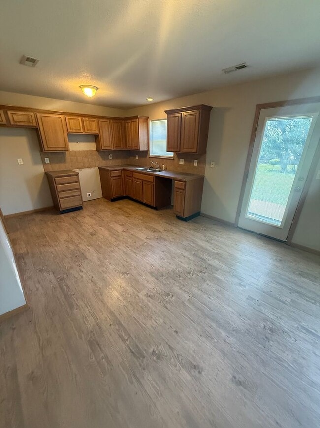 Photo - Spacious 3 bedroom, two level duplex in Raymore with new flooring!