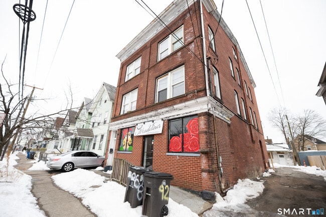 Building Photo - 86 Spring St Unit 2