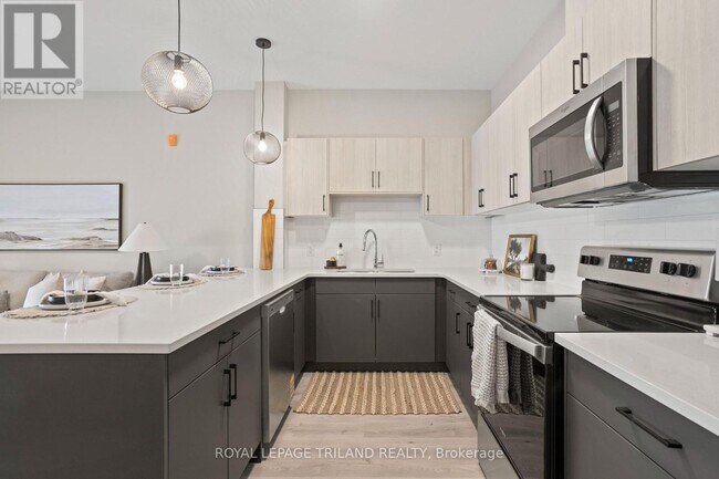 Photo - 33318 Richmond St