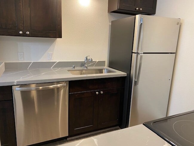Photo - Updated 2bed/1bath Apartment in Redmond! Unit C1
