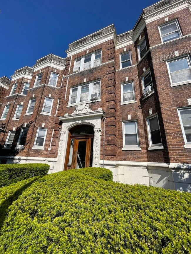 Photo - Large Studio on MBTA GL-B @ Washington