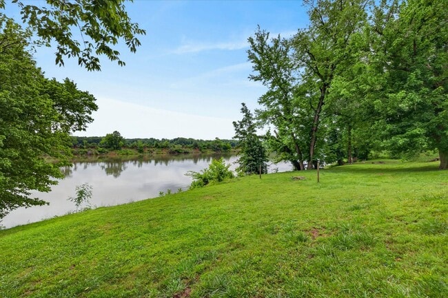 921 Kingsbury Dr