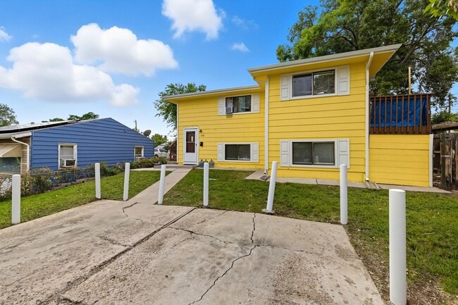 Building Photo - Available Immediately! 2 Bed 1 Bath in Denver Rental