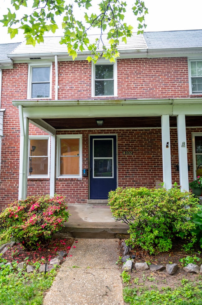 Building Photo - 8332 Hillendale Rd