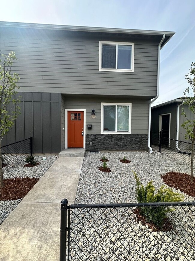 Photo - 1201 - 1205 N Cannon St. Unidad 1205