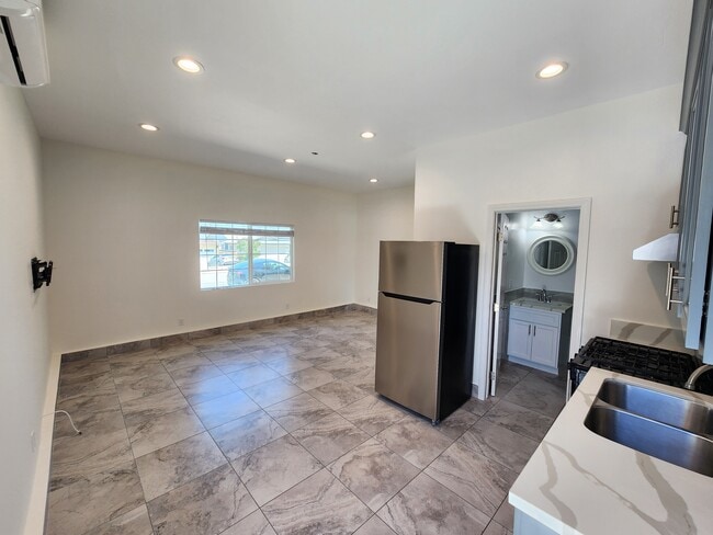 Building Photo - 9852 Cabanas Ave