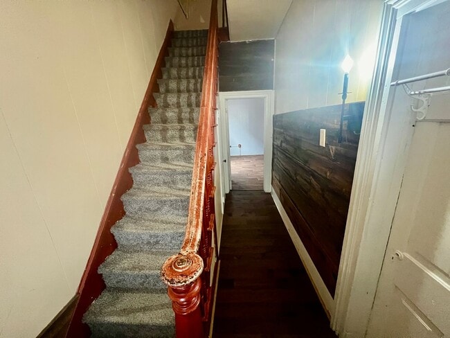 Photo - Dog Friendly, 3 Bed 1 Bath Single Family Home with Beautiful Hardwood Floors and Fenced Yard!!