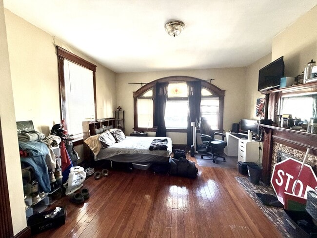 Photo - 2242 Victor St