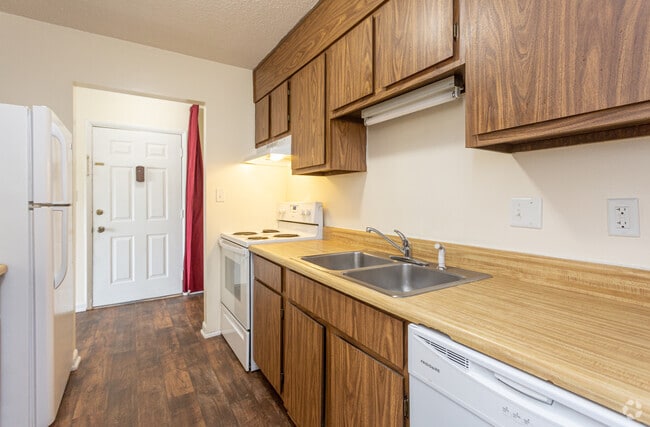 1BR, 1BA - 713 SF - Greenbrier Apartments