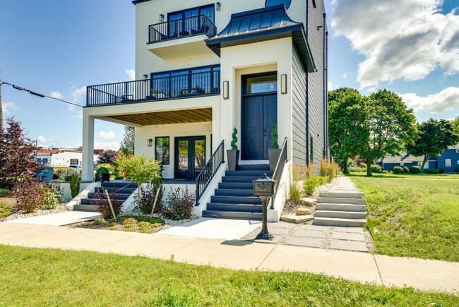 Ground floor unit with 5 steps - 411 S Rath Ave Unit #2