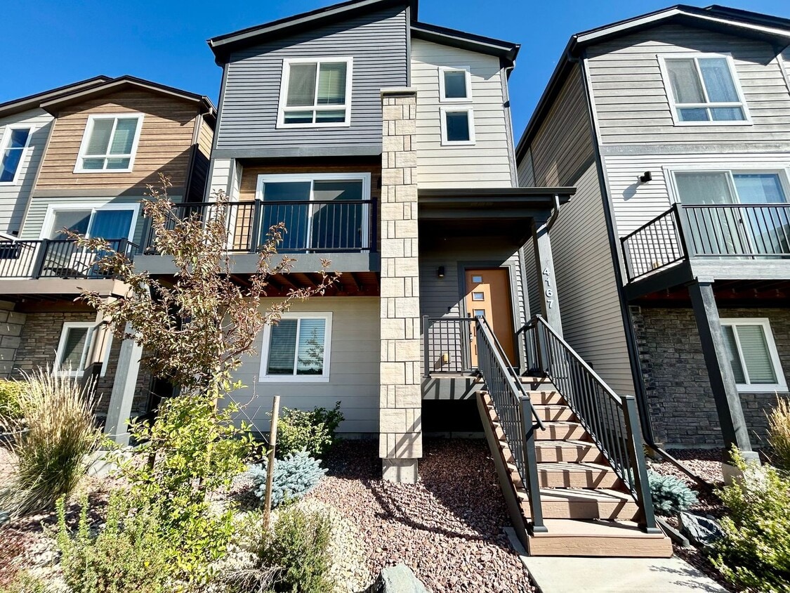Impressive 4 Bedroom Townhome Nestled in M... - Impressive 4 Bedroom Townhome Nestled in M...