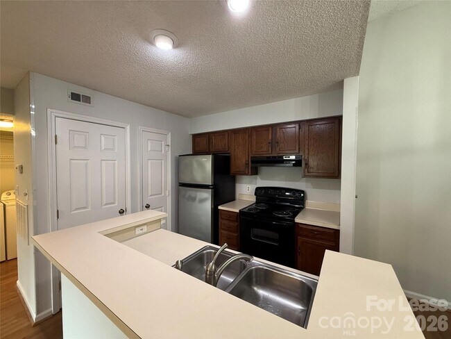 415 W 8th St
