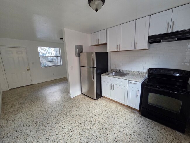 Building Photo - 843 SW 3rd St Unit 2