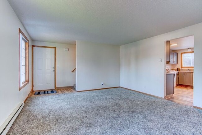 Photo - Spacious 3 bedroom 1.5 bath townhome Hillsboro!