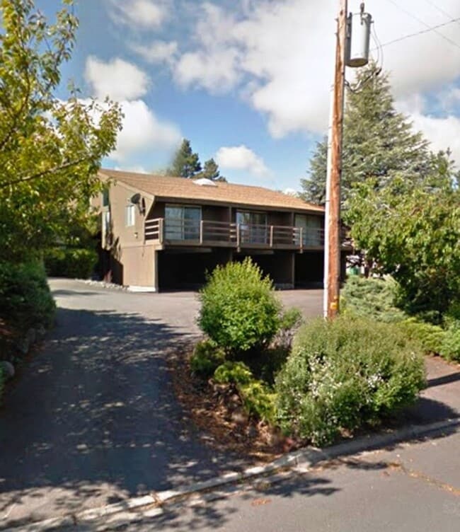 Building Photo - 2 bedroom townhouse