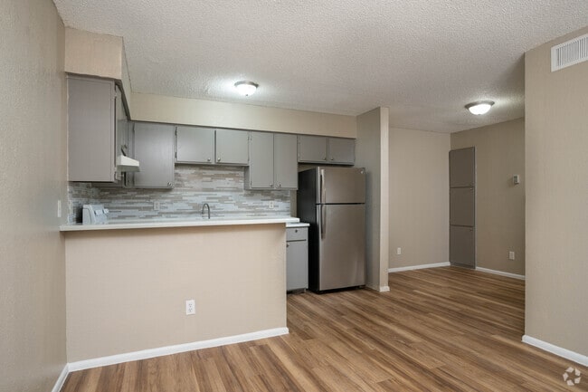 2BR, 1BA - 648SF