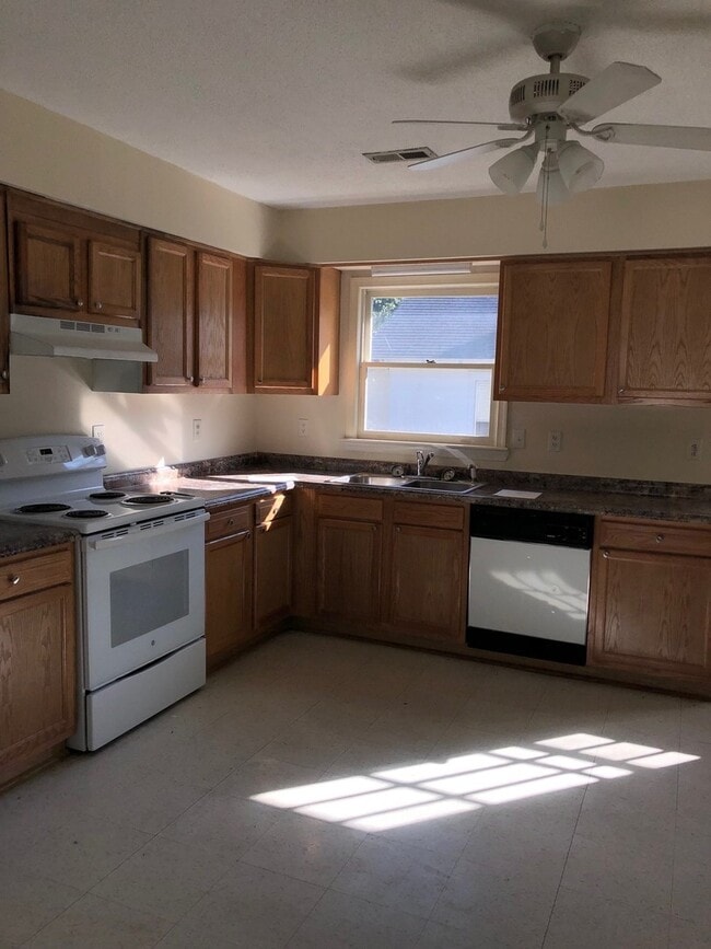 Photo - Lovely Home with a Great Location In Town