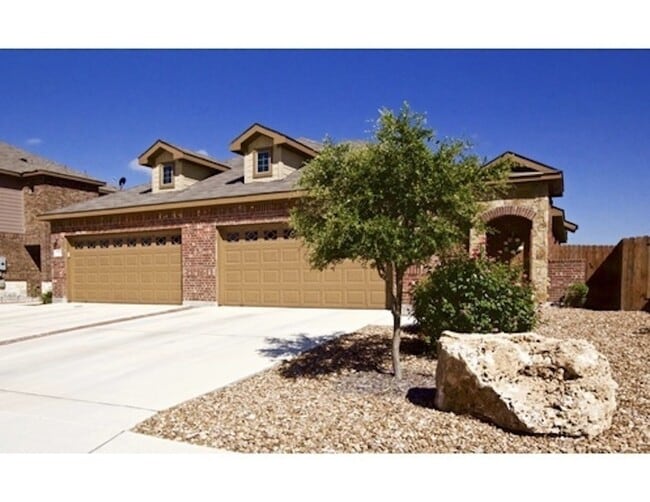 LUXURY TOWNHOME LOCATED IN BASTROP, TEXAS ... - LUXURY TOWNHOME LOCATED IN BASTROP, TEXAS ...
