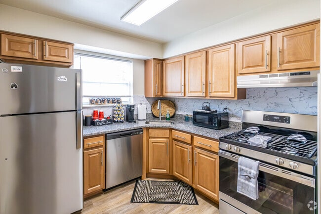 1BR, 1BA - 750SF - Kitchen - Florida Grove Manor