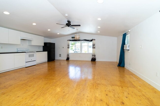 Building Photo - Beautiful ADU Studio Apt! With washer, dryer and AC in unit!
