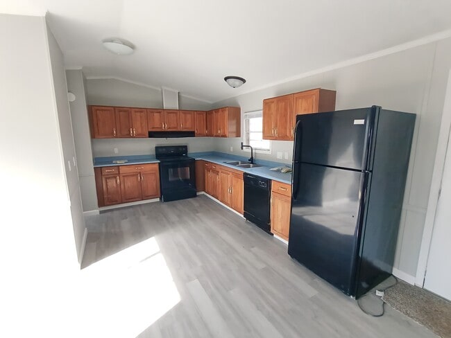 Building Photo - 83 Deerwood Park