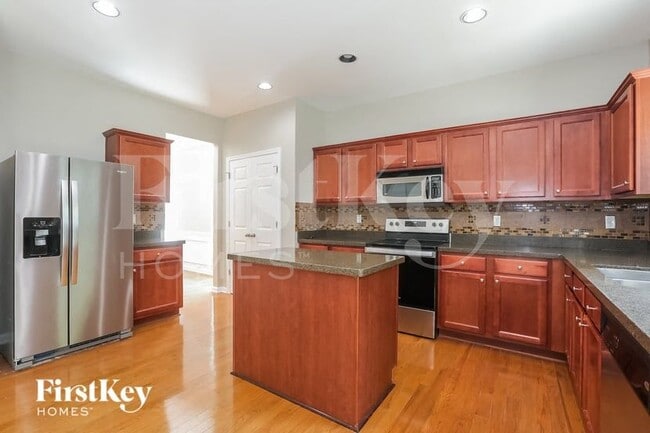 Photo - 1530 Hedington Cir SE